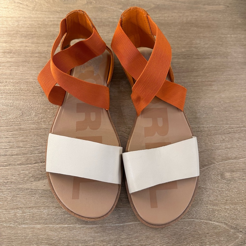 Like new Sorel cross strap sandals.